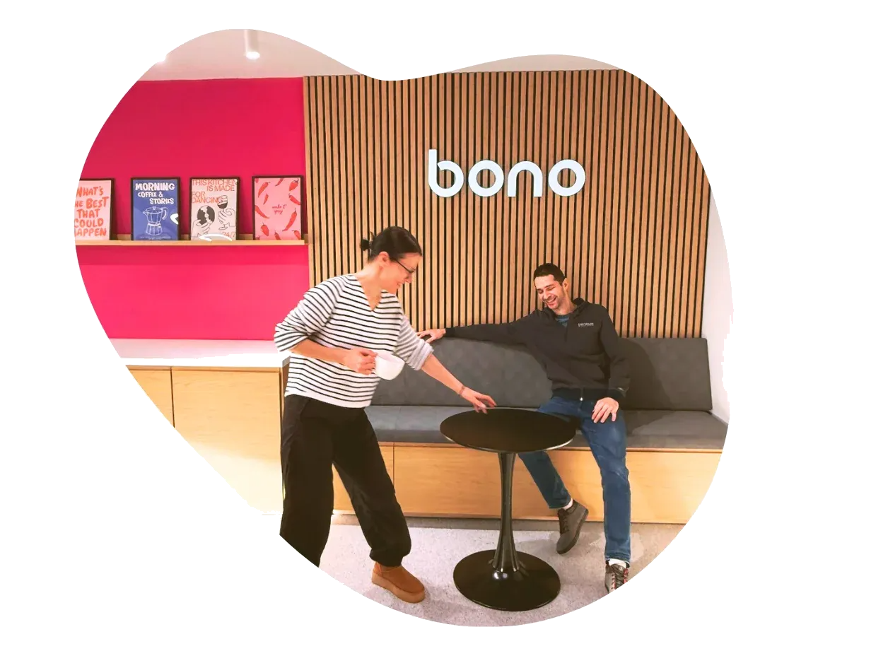 Doi colegi râzând la biroul Bono